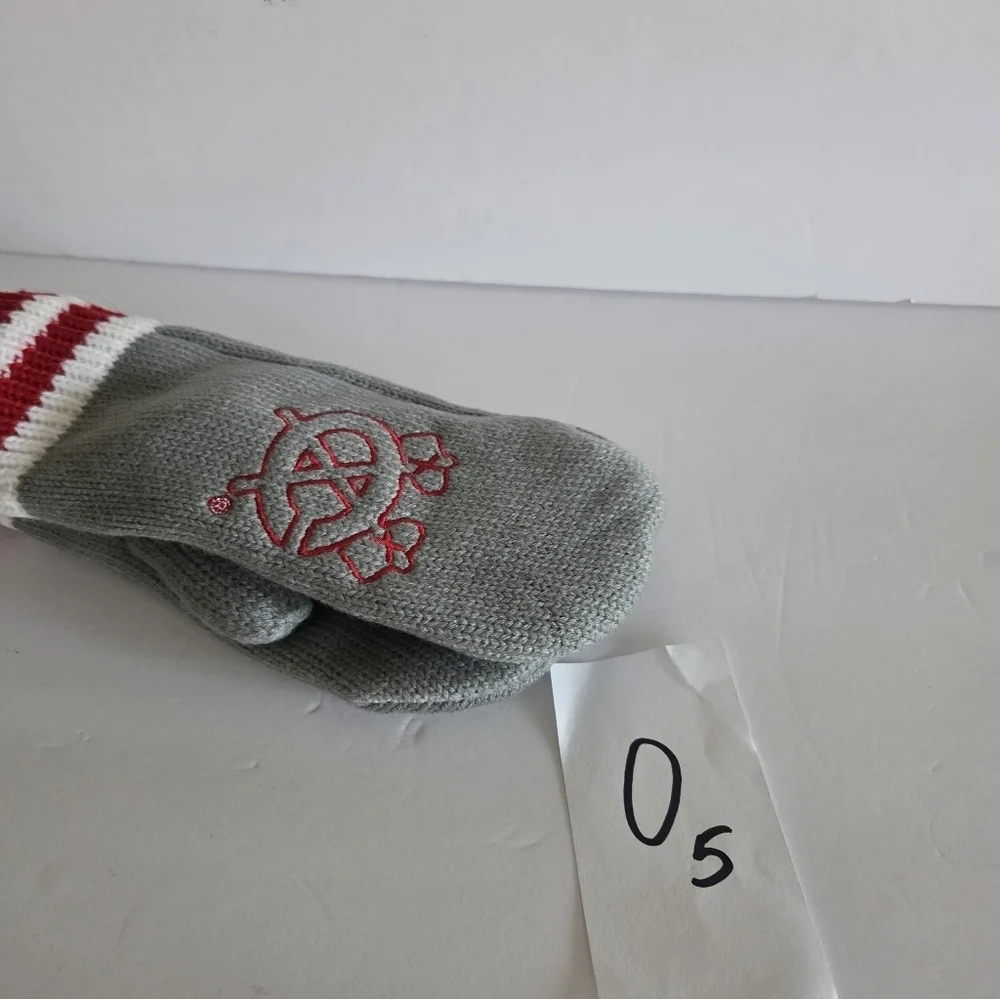 Blackhawks Gray and Red Knit Mittens with Striped Cuffs One Size Youth